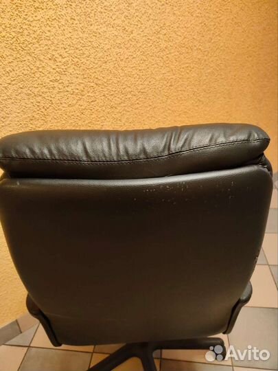 Офисное кожаное кресло руководителя