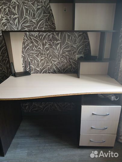 Письменный стол