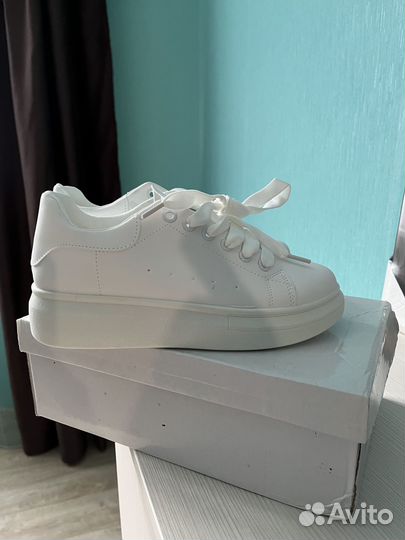 Кроссовки женские