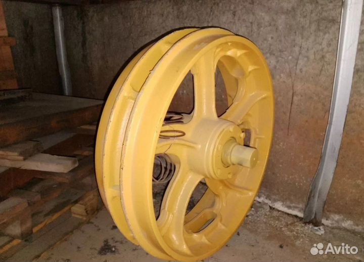 Колесо натяжное левое в сборе для Бульдoзера тм10