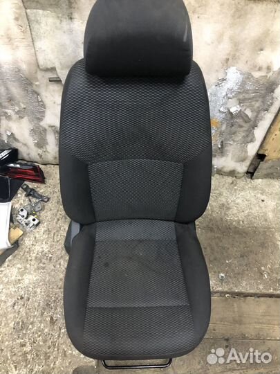 Переднее правое сиденье Volkswagen Polo 6