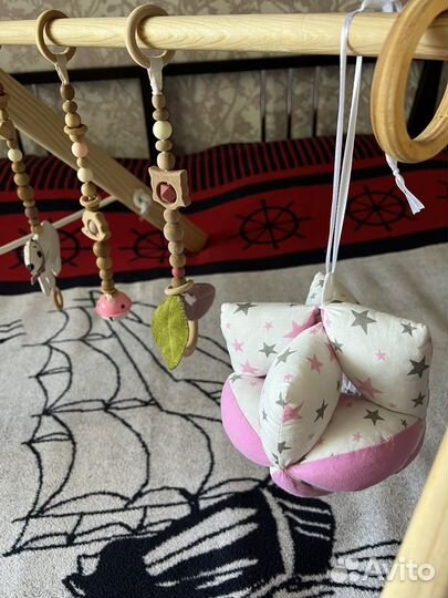 Стойка тренажер монтессори с игрушками