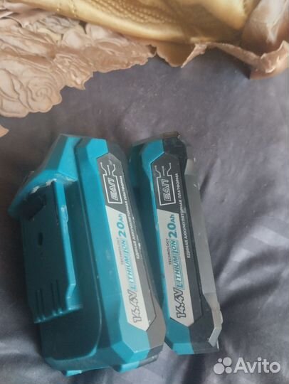 Два аккумуляторы плюс зарядка