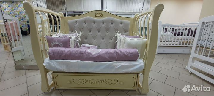 Королевские кровати с маятником и без