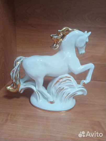 Фарфоровая статуэтка