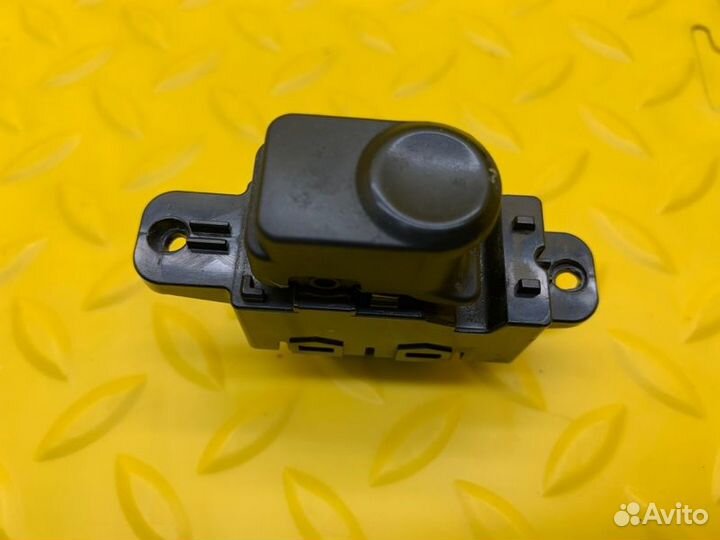 Кнопка стеклоподъемника задняя правая Hyundai