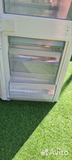 Встраиваемый холодильник Hotpoint-Ariston