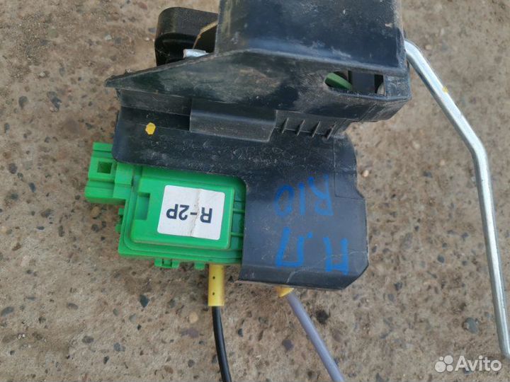 Замок двери передний правый Kia Rio 3 G4FC 2015