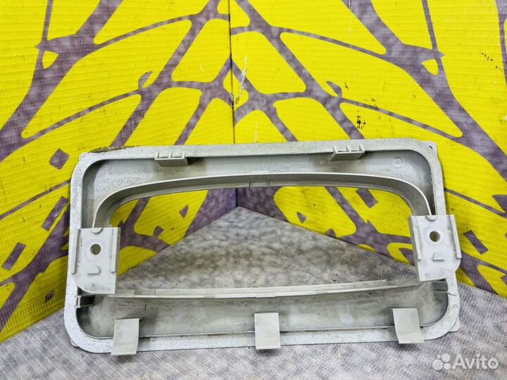 Рамка переднего фонаря освещения салона Фокус 2