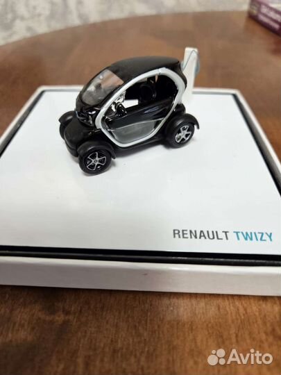 Машинка renault из автосалона