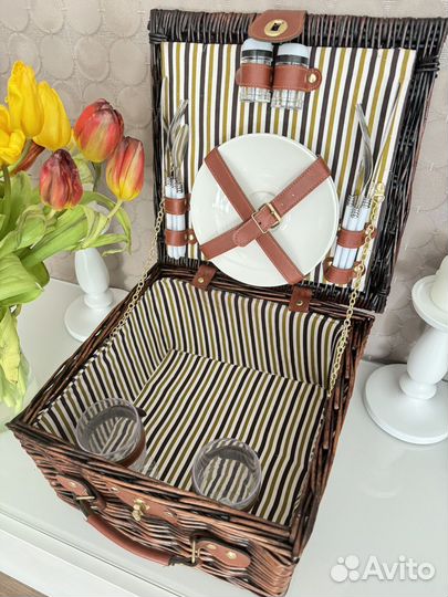 Набор для пикника в девевянной корзине кейсе