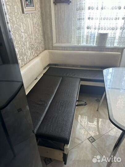 Кожаный угловой диван бу