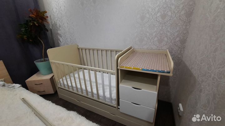 Детская кроватка с поперечным маятником