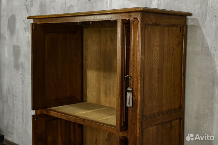 Старинный шкаф кабинет
