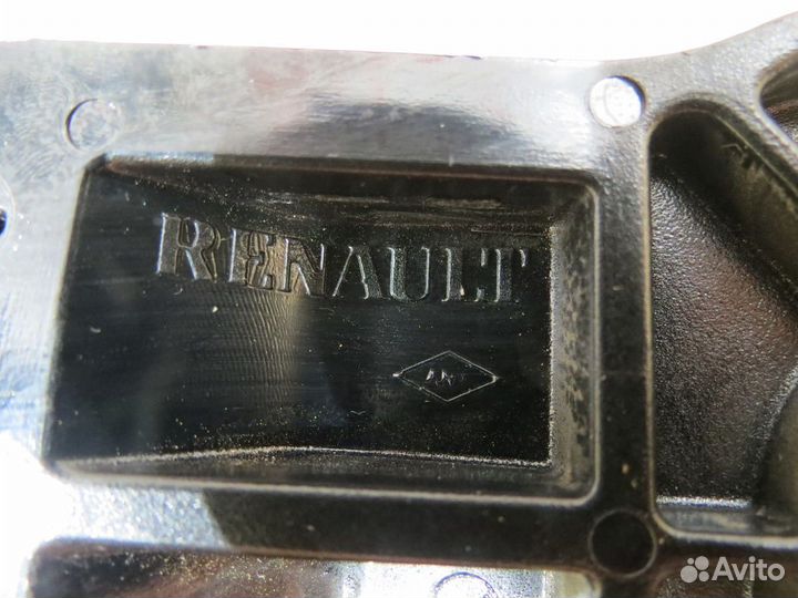 Кронштейн замка багажника Renault Sandero 2