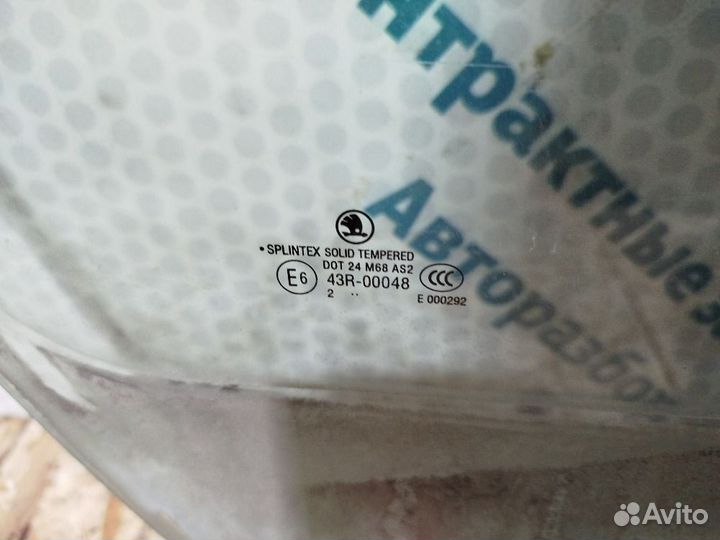 Стекло переднее правое оригинал Skoda Octavia a5