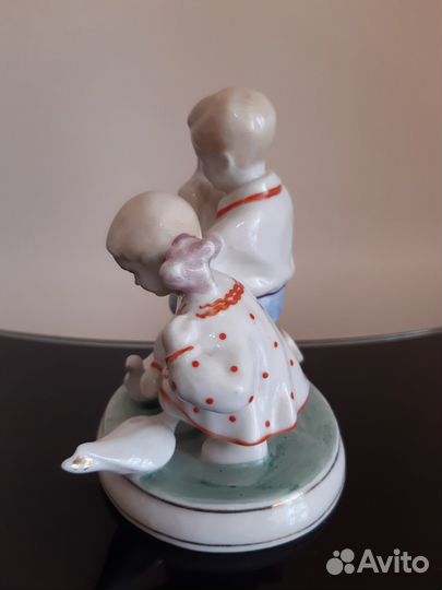 Фарфоровая статуэтка 