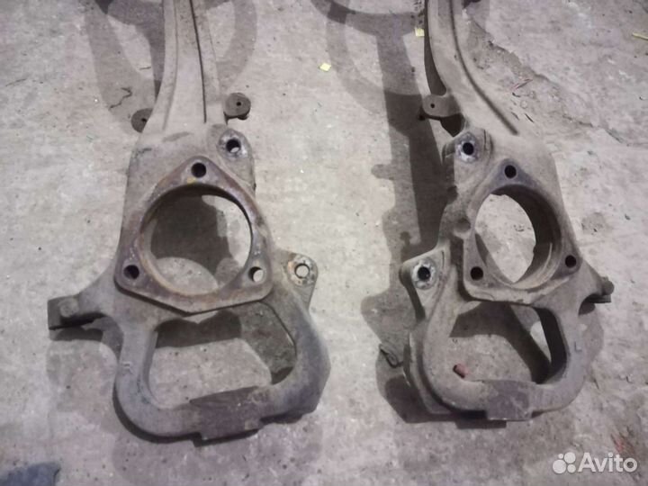 Кулак поворотный передний Cadillac SRX 03-09