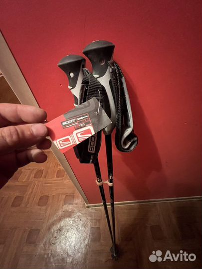 Горные лыжи с креплениями и палками