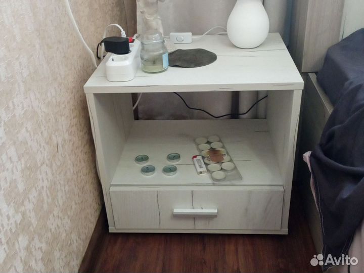 Кровать с полкой, матрасом и двумя тумбочками