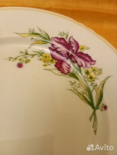 Тарелка советская с ирисами, диаметр 24 см