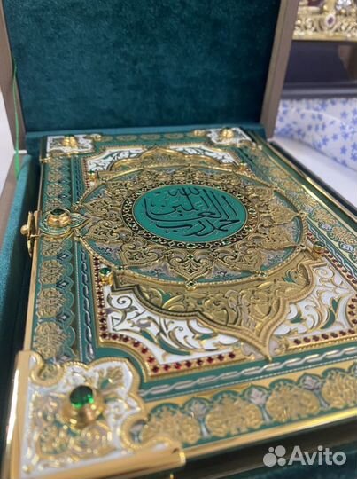Коран украшенный в золотом окладе