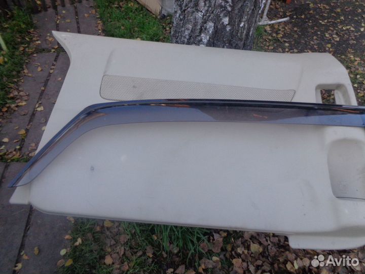 Ветровик тоета порте левый