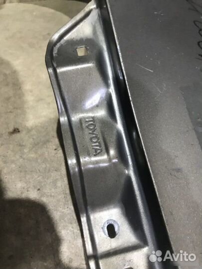 Крыло Toyota Avensis