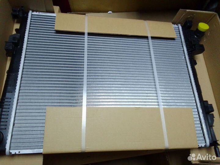 Радиатор охлаждения мотор 2.0 dCi Renault Trafic 2