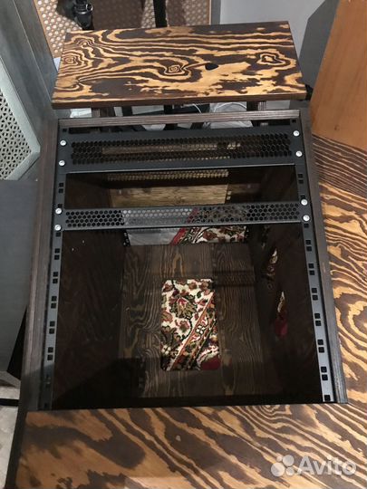 Стол для студии звукозаписи