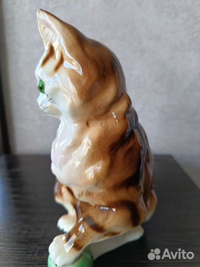 Кот кошка с мячом статуэтка фарфор Германия
