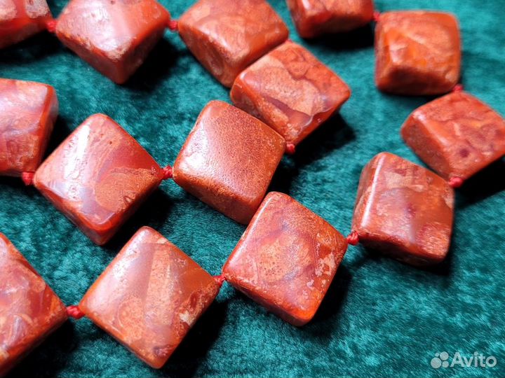 Бусы Красный камень / бусины ромб 20 мм