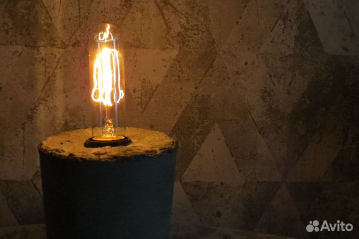 Светильник настольный из бетона