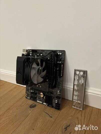 Материнская плата с процессором и памятью