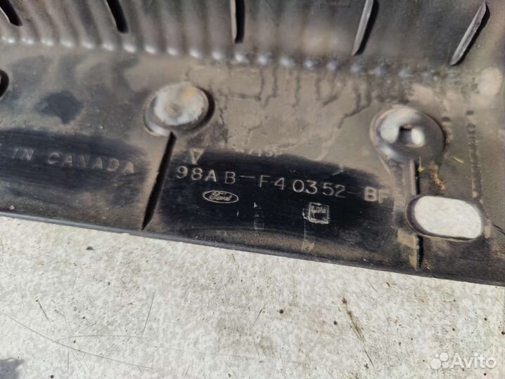 Накладка замка багажника Ford Focus 1 седан