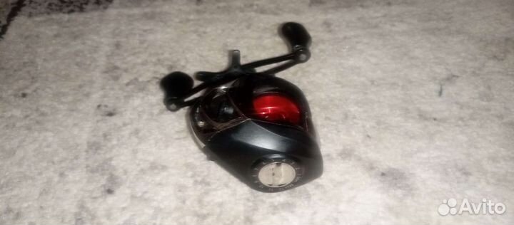 Продам катушку рыболовную кастинговая праворукая