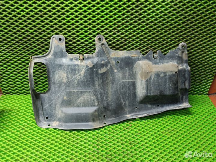 Пыльник двигателя левый Mitsubishi carisma