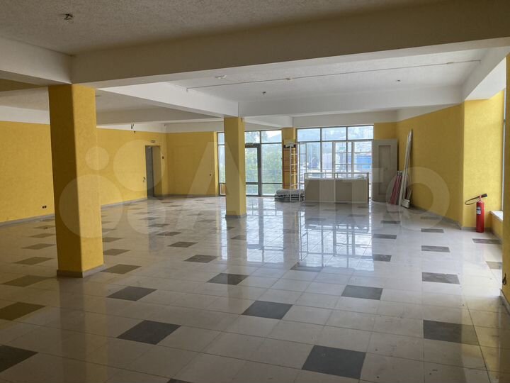 Торговый зал с офисным помещением, 190 м²