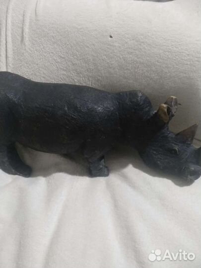 Статуэтка носорога из Африки