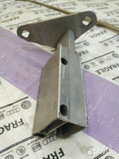 Кронштейн усилителя бампера задний правый Audi A4
