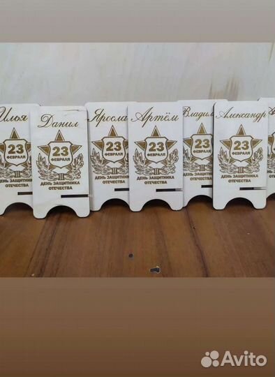 Деревянная подставка под телефон