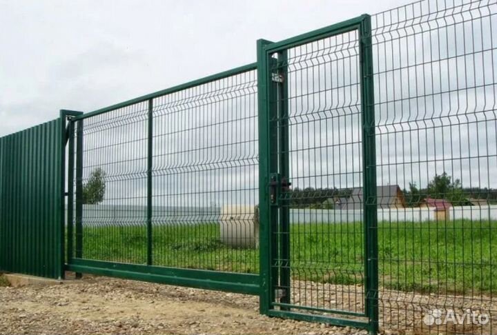 Забор из 3D сетки с металлическими столбами под кл