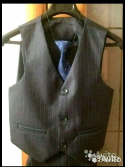 Школьный костюм + 2 рубашки + галстук