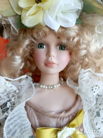 Коллекционная фарфоровая кукла