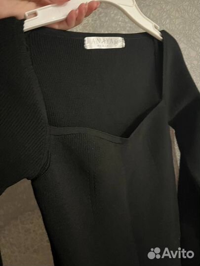 Лонгслив с вырезом на груди