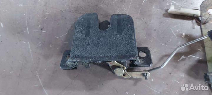 Замок багажника на Volkswagen Touareg