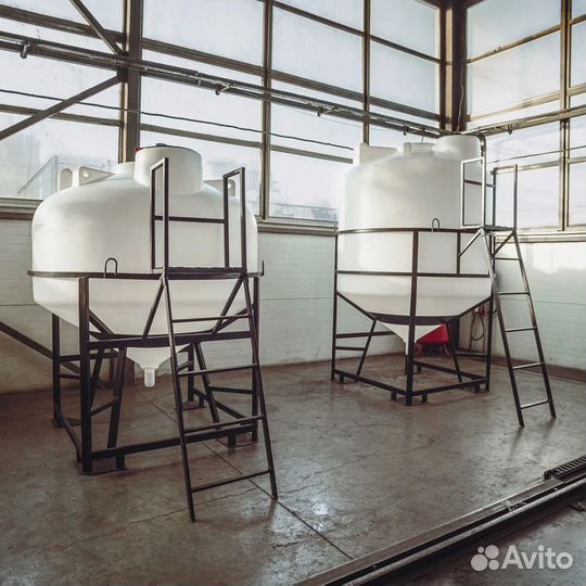 Емкость конусная пластиковая с полным сливом