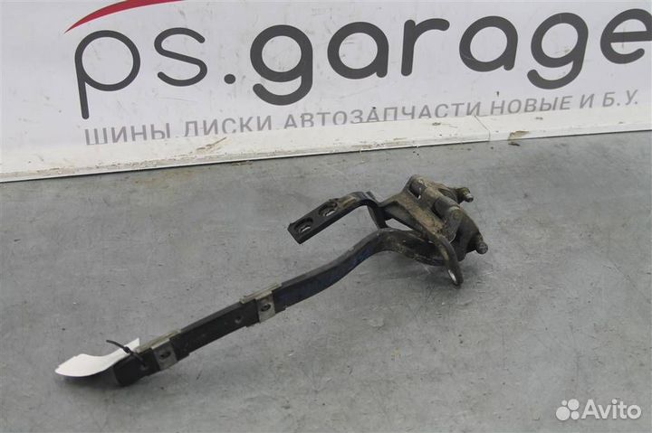 Петля крышки багажника правая Volkswagen Touareg