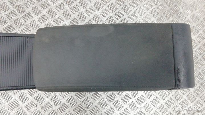 Подлокотник центральный на Volkswagen Passat B7