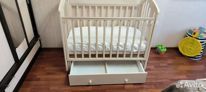 Детская кроватка с поперечным маятником